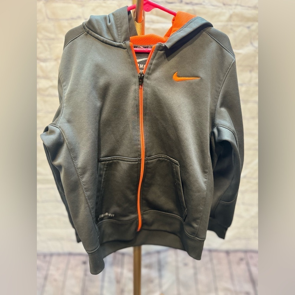 Boys Nike Therma-fit hoodie gray with orange trim size 7-EUC